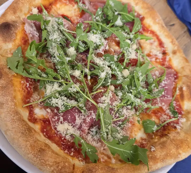 Pizza z rukolą i szynką