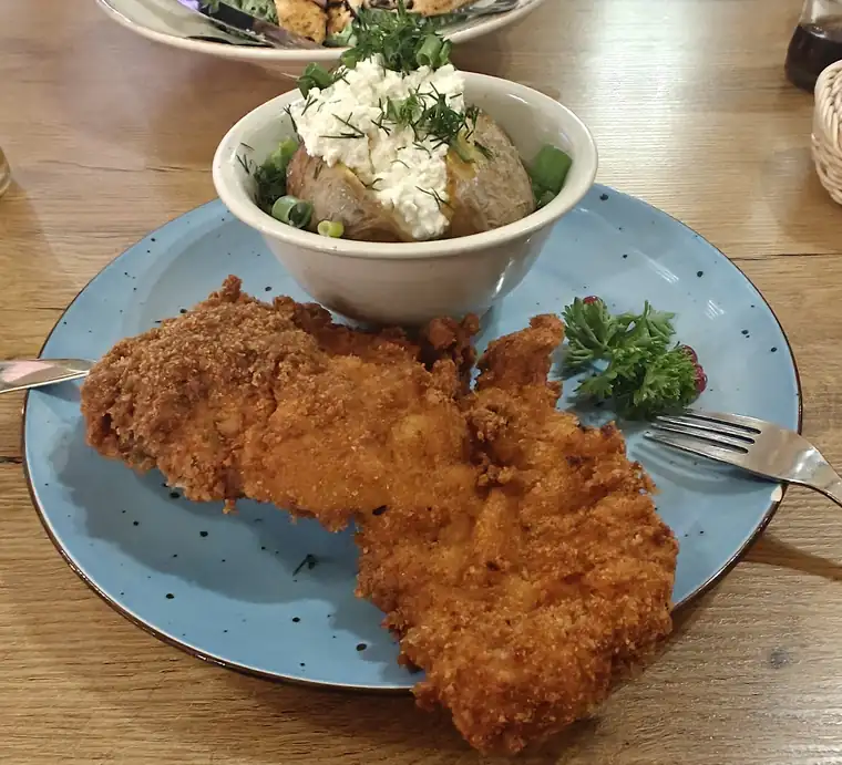 Kotlet schabowy z gzikiem na niebieskim talerzu